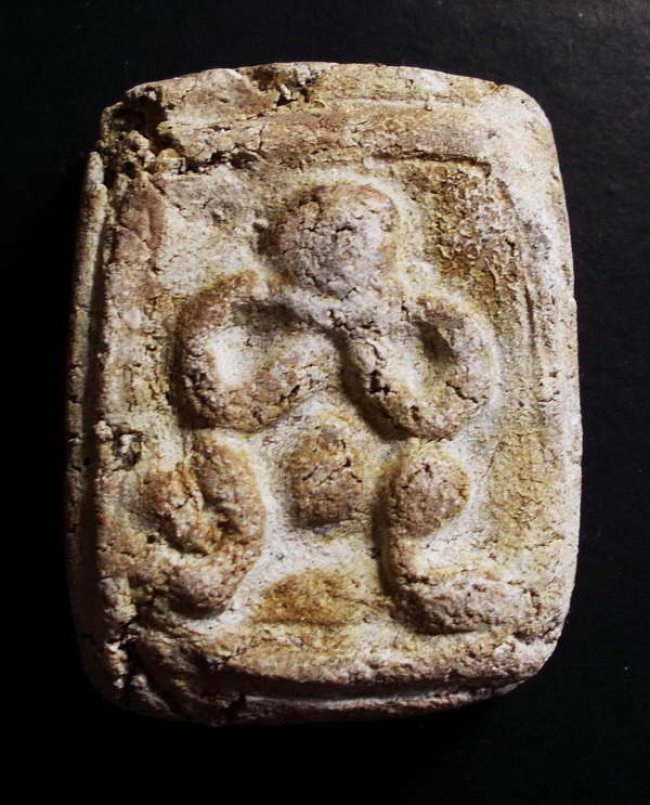 พระปิดตา เนื้อผงกระดูกผี อจ.หนู วัดโพธิ์ท่าเตียน พิมพ์นั่งยอง