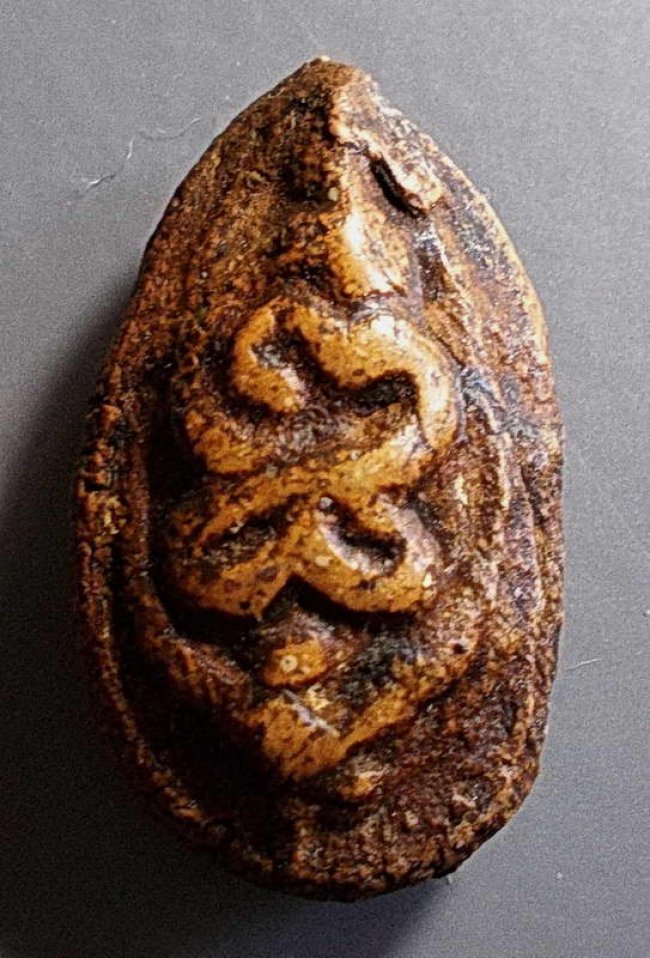 พรนะลึกลับ เนื้อผงน้ำมันสองหน้าเข่าบ่วงเก่าๆ