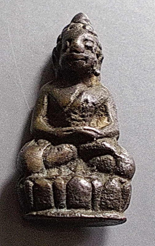 พระชัยวัฒน์ท่านเจ้ามา วัดสามปลื้ม พิมพ์ตุ๊กตาล้มลุก