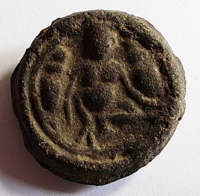 เม็ดกระดุมท้าวกุเวรเนื้อดิน ศิลปทวารวดียุคต้น