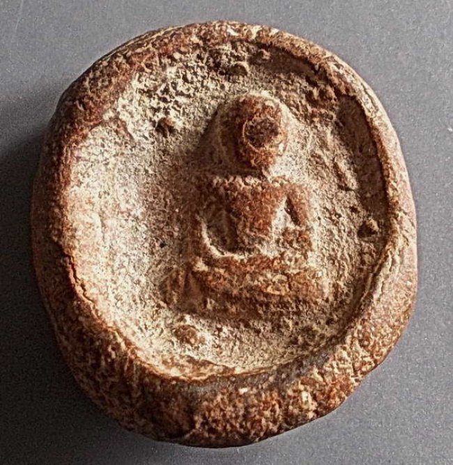 พระเม็ดกระดุมศรีวิชัย กรุเขาศรีวิชัย ต.ศรีวิชัย อ.พุนพิน จ.สุราษฎร์ธานี