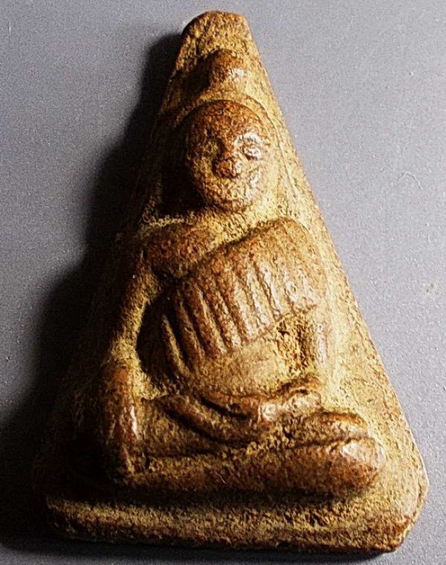 นางพญาสไบแพร เนื้อดิน กรุเมืองพิจิตร