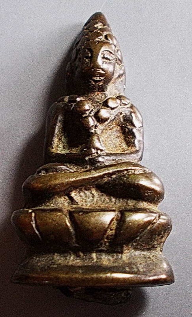 พระชัยวัฒน์หลวงปู่เอี่ยมวัดหนัง เนื้อสัมฤทธิ์ก้นอุดชันโรง