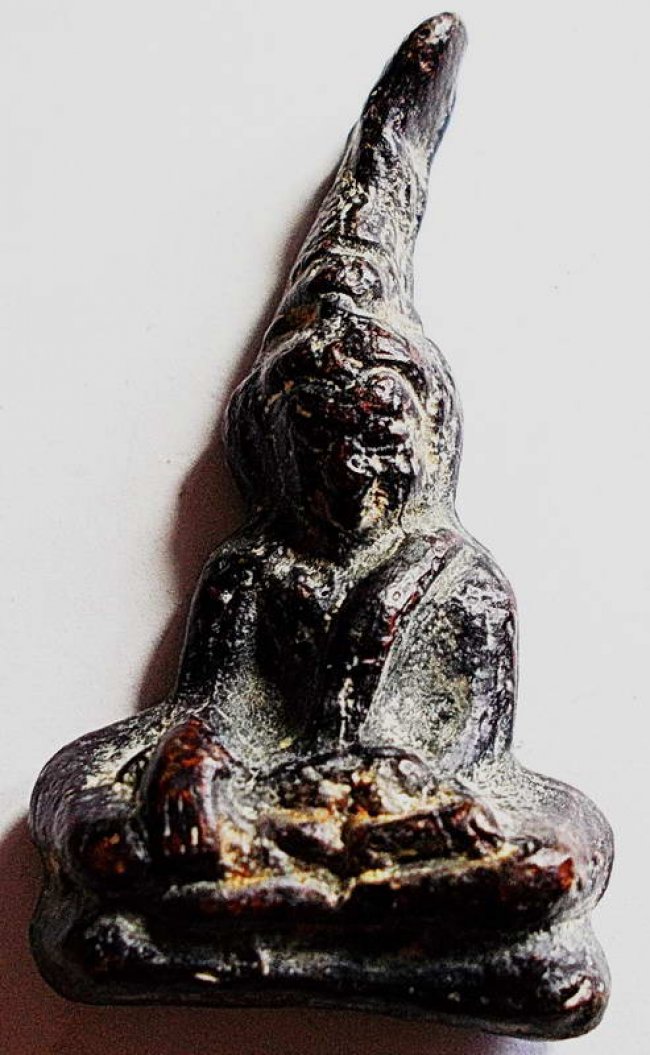 พระท่ากระดานเกศคด เนื้อตะกั่วสนิมแดง กรุศรีสวัสดิ์ กาญจนบุรี 