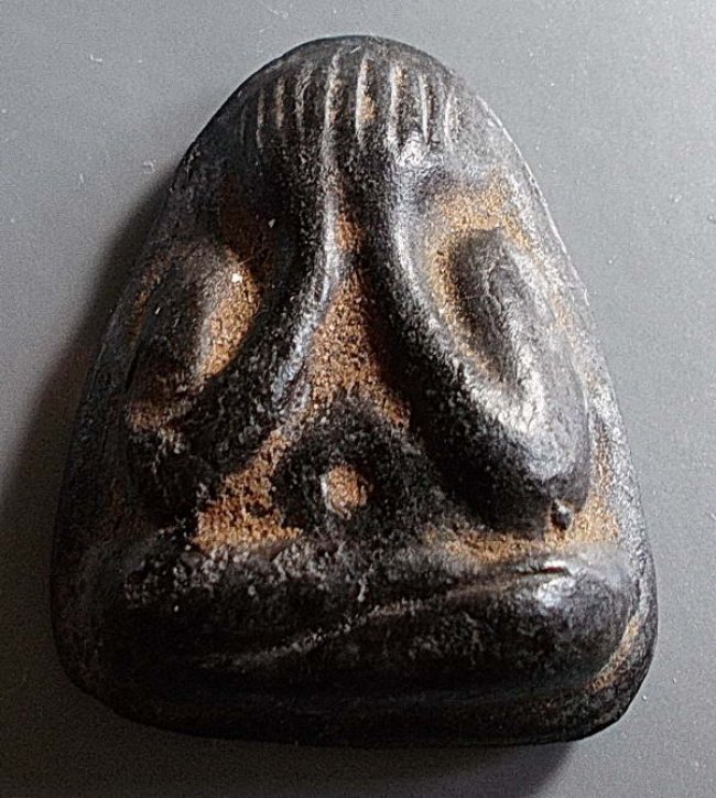 พระปิดตา หลวงพ่อปาน วัดเครือวัลย์ ชลบุรี หลังแบบ