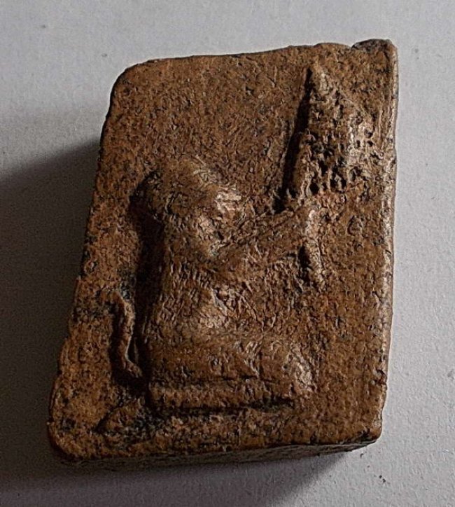 พระกรุวัดราชนัดดา กรุงเทพฯ พิมพ์ลิงถวายรวงผึ้ง