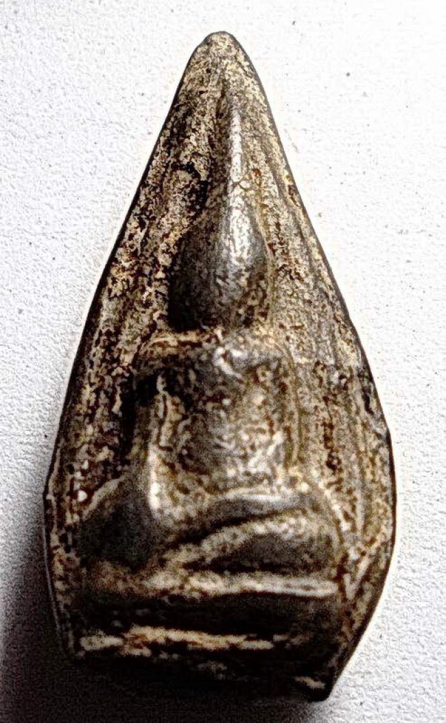 พระนางกำแพงเม็ดมะเคล็ด