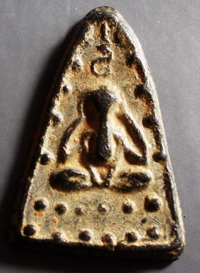 พระปิดตาหลวงปู่ศุข วัดปากคลองมะขามเฒ่า พิมพ์สามเหลี่ยมข้างเม็ด 