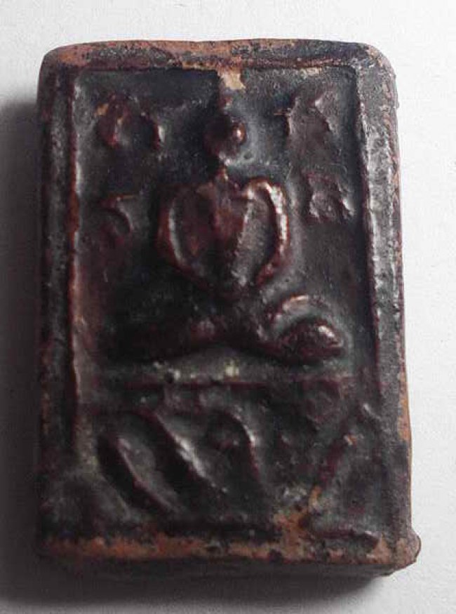 สมเด็จนั่งบัวเนื้อดินจุ่มรัก หลวงพ่อนุ่ม วัดนางในฯ จ.อ่างทอง ปี 2482