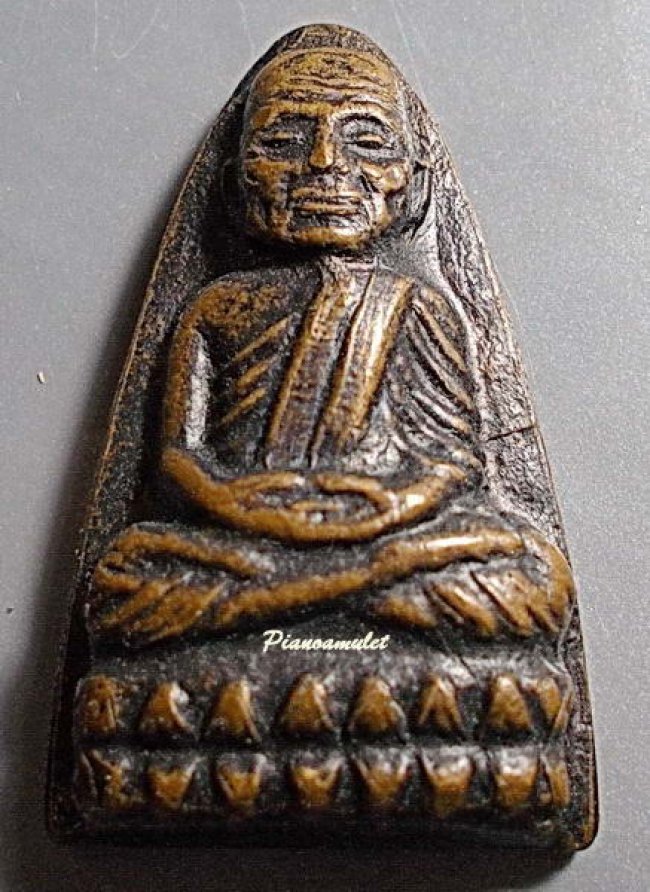 ลป.ทวด วัดช้างให้ เตารีดหลังหนังสือปี 24 นะใหญ่ จีวร 3 เส้น