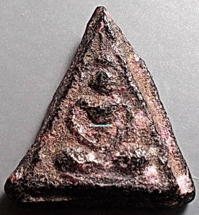 พิมพ์แจกแม่ครัวเล็ก เนื้อผงคลุกรัก หลวงปู่ศุข วัดปากคลองมะขามเฒ่า