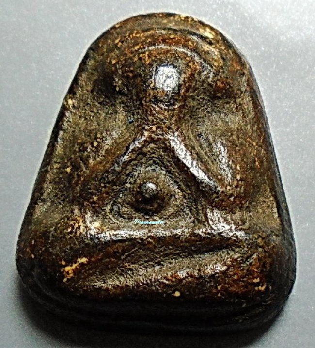 พระปิดตาหลวงปู่เฮี้ยง วัดป่า ชลบุรี พิมพ์หลังแบบ 