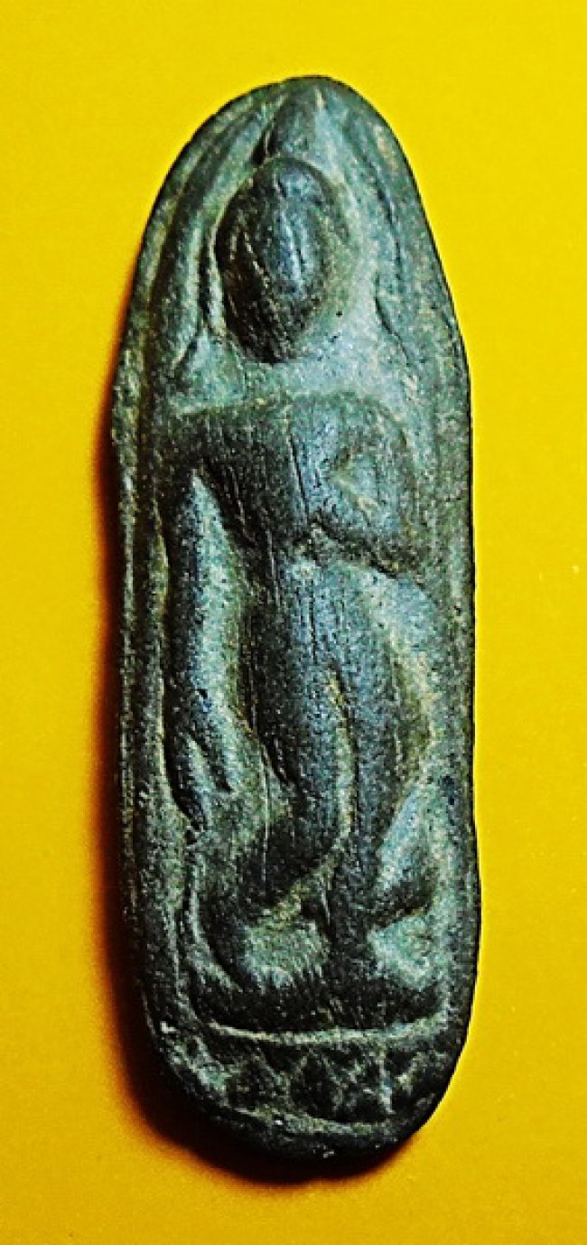 พระกำแพงลีลาเม็ดขนุน เนื้อดินสีดำ กรุเจดีย์กลางทุ่ง ลานทุ่งเศรษฐี กำแพงเพชร พระกำแพงลีลาเม็ดขนุน เนื้อดินสีดำ กรุเจดีย์กลางทุ่ง ลานทุ่งเศรษฐี กำแพงเพชร