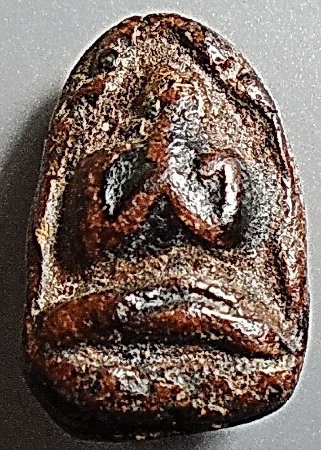 พระปิดตา เนื้อผงจุ่มรัก ลป.จีน วัดท่าลาด