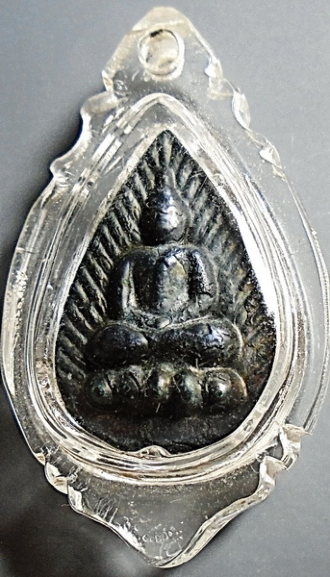 กลีบบัวเล็ก หลังยันต์สี่ หลวงปู่บุญ วัดกลางบางแก้ว นครปฐม เนื้อเมฆพัตร ในเลี่ยมเดิพร้อมบูชา 