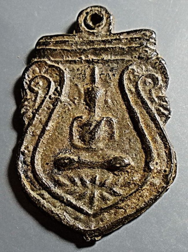 เหรียญหล่อ ลพ.โต วัดวิหารทอง ชัยนาท พิมพ์เสมาสมาธินั่งบัว หลังยันต์ เนื้อตะกั่ว ปี 2460