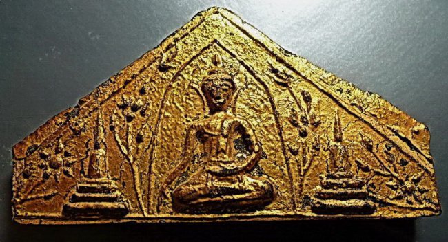 พระแผงตัดกรุวัดกระชายองค์ยอดแผง พิมพ์มารวิชัย เจดีย์คู่