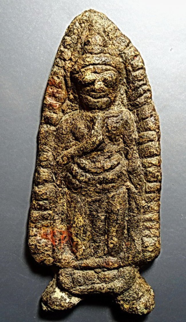 พระร่วงยืนเท้าถ่าง กรุปราสาทเมืองสิงห์ กาญจนบุรี