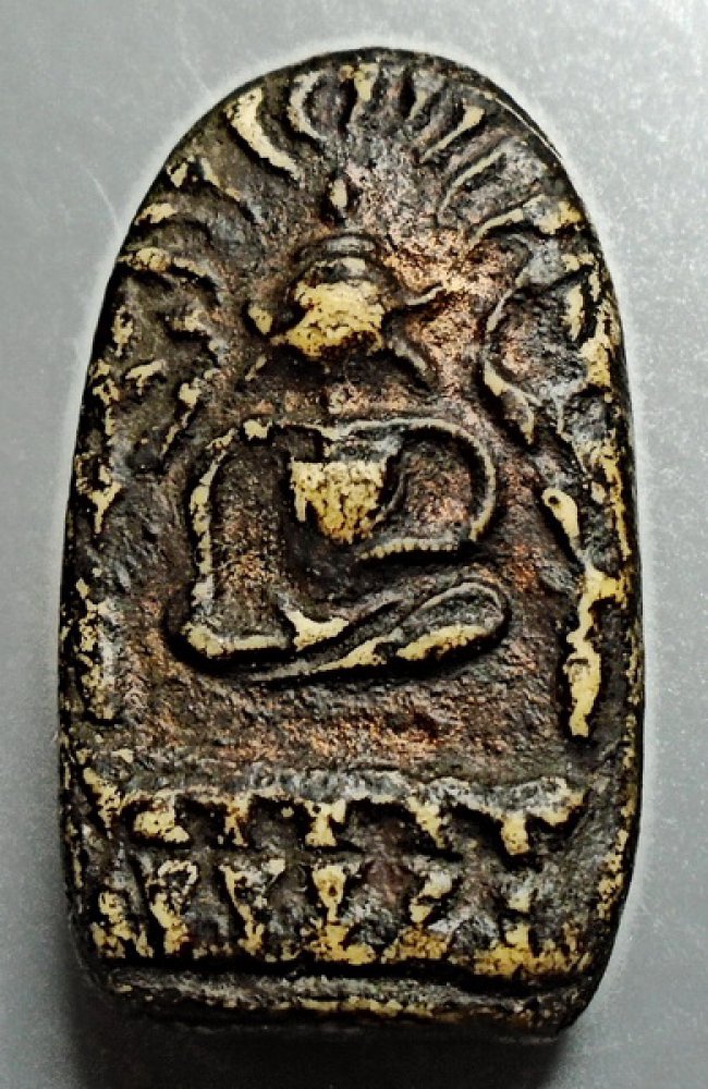 พระผงผสมว่านเคลือบยางไม้ หลวงพ่อปาน คลองด่าน พิมพ์ซุ้มชินราช รุนแรก ปี 2444 พระผงผสมว่านเคลือบยางไม้ หลวงพ่อปาน คลองด่าน พิมพ์ซุ้มชินราช รุนแรก ปี 2444