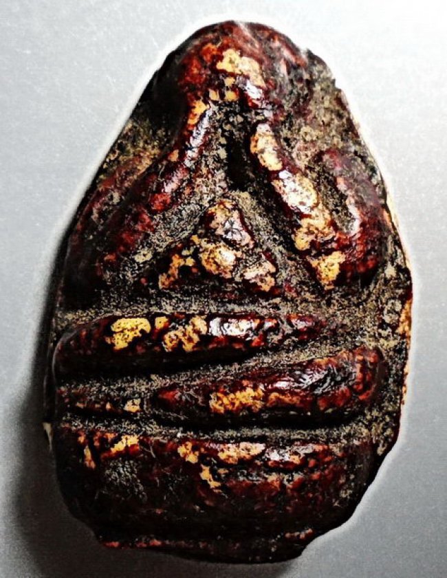 พระปิดตา เนื้อผงจุ่มรักแดง ลพ.แก้ว วัดเครือวัลย์ ชลบุรี