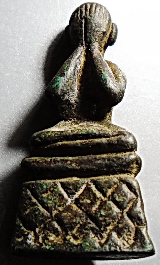 พระปิดตาฐานสูง เนื้อสัมฤทธิ์สนิมเขียว อุดชันโรง ลป.เอี่ยม วัดหนัง