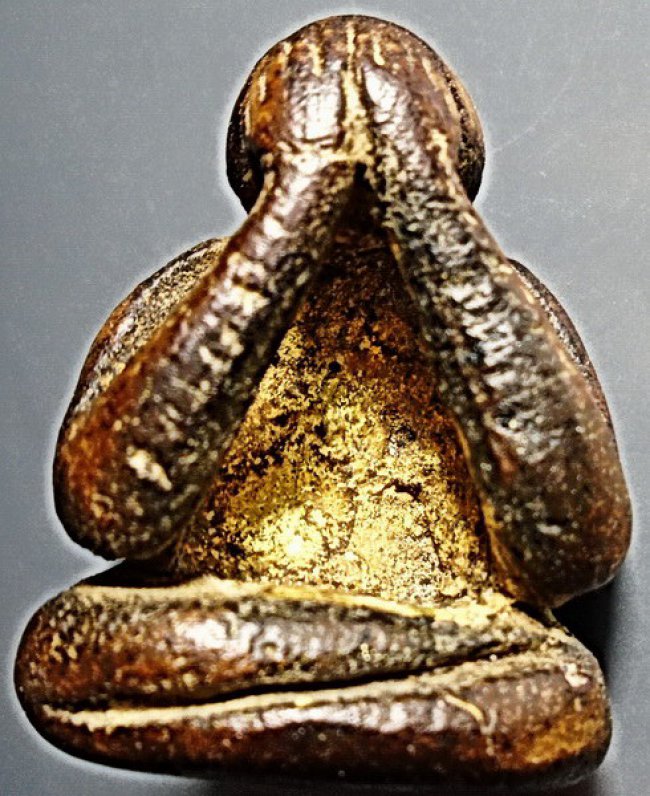 พระปิดตาพิมพ์ปั้น เนื้อผงกะลา ลพ.แก้ว วัดปากทะเล ขนาดห้อยบูชา