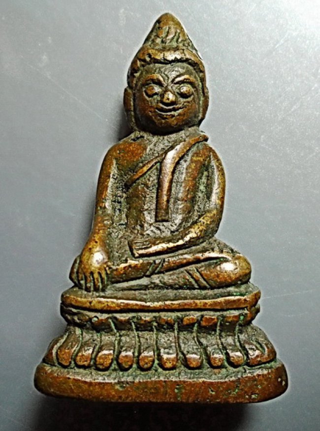 พระชัยวัฒน์ เนื้อสัมฤทธิ์ ยุครัชกาล ร-3-4 ขนาดห้อยบูชา