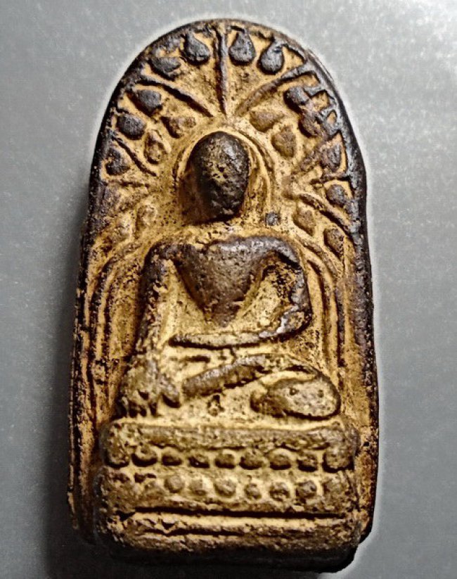 พระบาง เนื้อดิน เนื้อเขียวคราบแดง ลำพูน