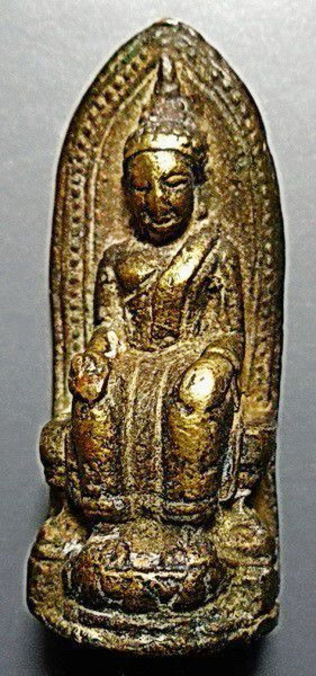 รูปหล่ออุดกริ่งรุ่นแรก หลวงพ่อโต วัดบ้านเชี่ยน จ.ชัยนาท พิมพ์ใหญ่ เนื้อทองผสม ปี 2502 