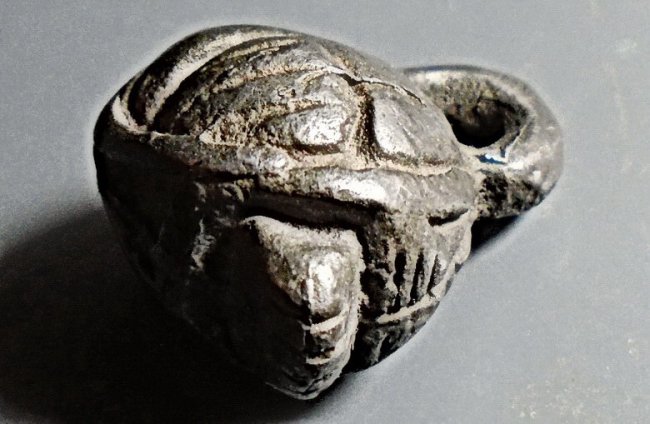 พระปิดตาปักเป้า (เกลอเดี่ยว) เนื้อตะกั่ว ลพ.ดำ วัดกุฎี ปราจีนบุรี