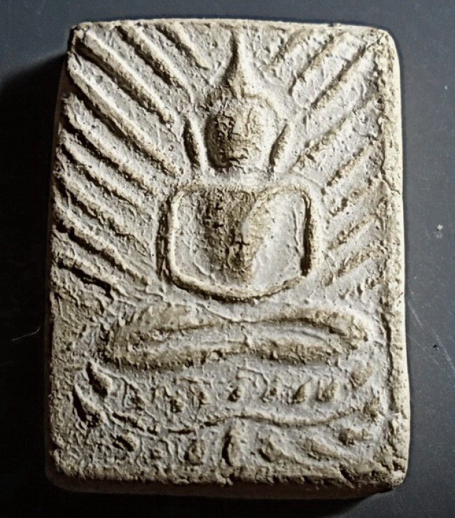 ลป.เผือก วัดกิ่งแก้ว พิมพ์รัศมีฐานบัวเลื้อย หลังยันต์สาริกา ปี 2496