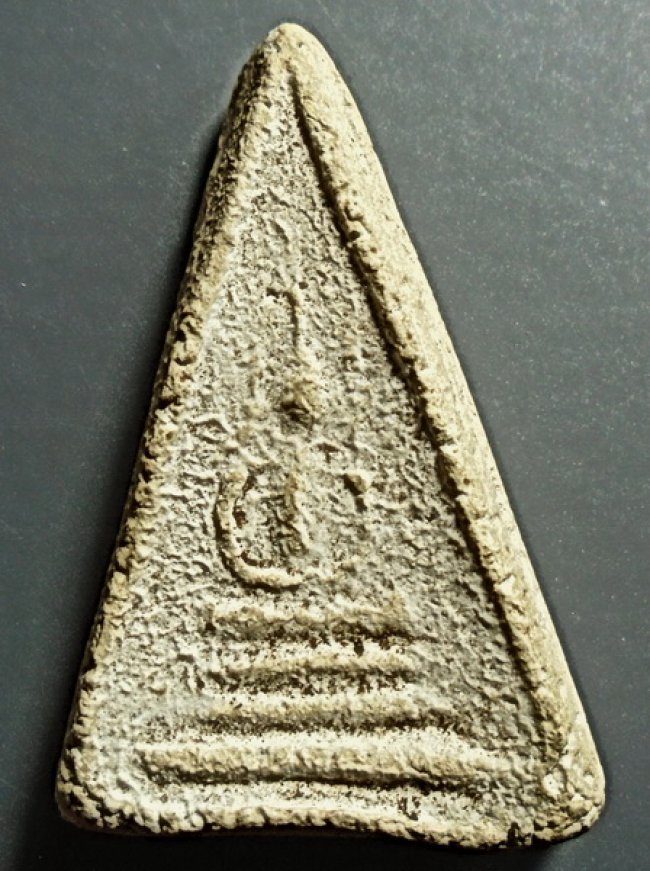 พระพิมพ์สามชั้นหน้าจั่ว หลังยันต์สาริกา ลป.เผือก วัดกิ่งแก้ว ปี 2496