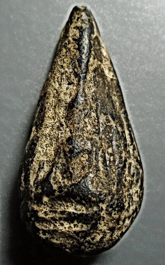 พระนางกำแพงเม็ดมะเคล็ด