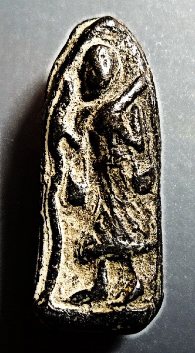 พระสิวลีองค์จ้อย เนื้อดินผสมผงใบลาน พิมพ์มีย่าม หลังลายมือ ยุคต้น ลพ.กวย วัดโฆสิตาราม ชัยนาท 