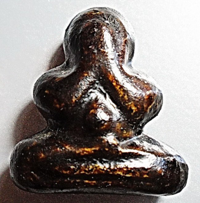 พระปิดตาหลวงพ่อทองสุข วัดสะพานสูง พิมพ์สองสะดือ ปี 2495