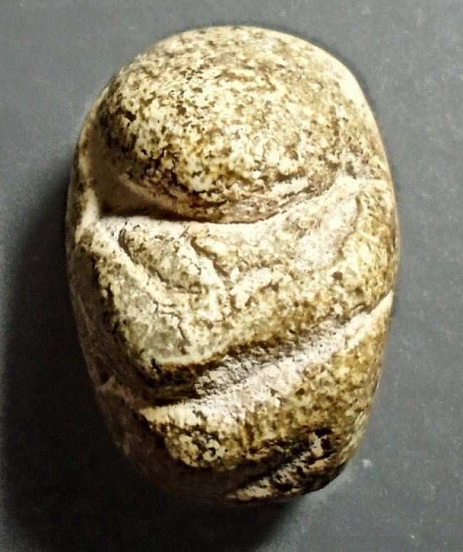 พระกรุอัมพวา เนื้อผงน้ำมัน พิมพ์สังกัจจายน์เล็ก (ปิดตาตุ๊กตาเล็ก)