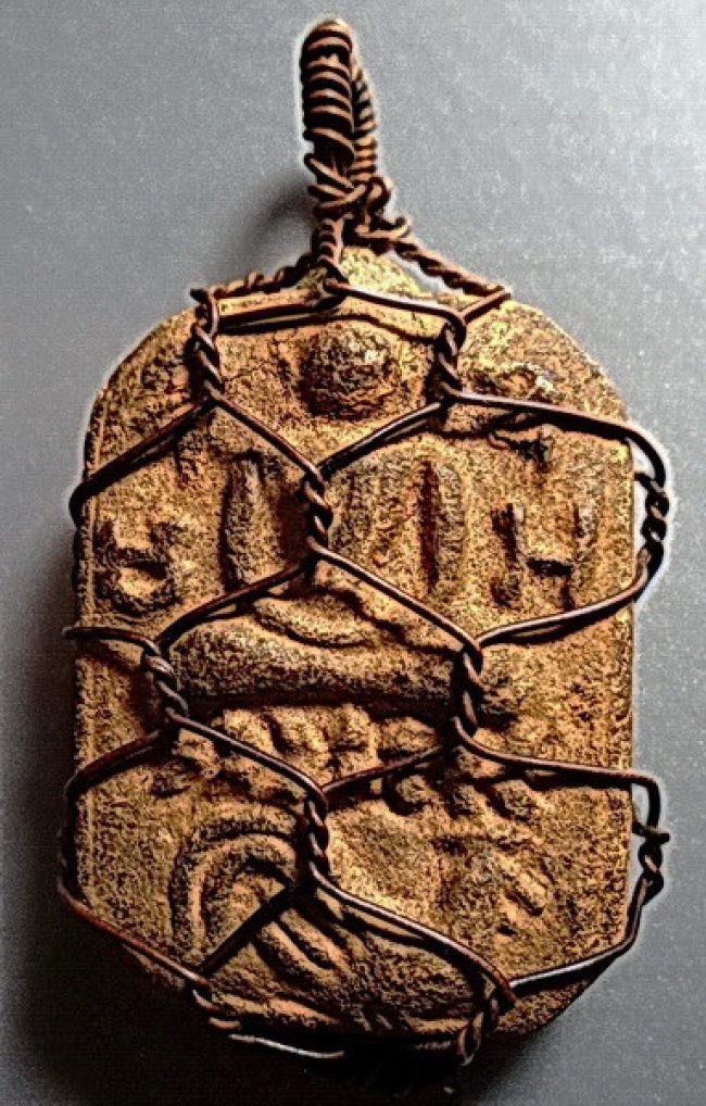 หลวงพ่อปาน พิมพ์ไก่หางสี่เส้น บัว 2 ชั้น วัดบางนมโค