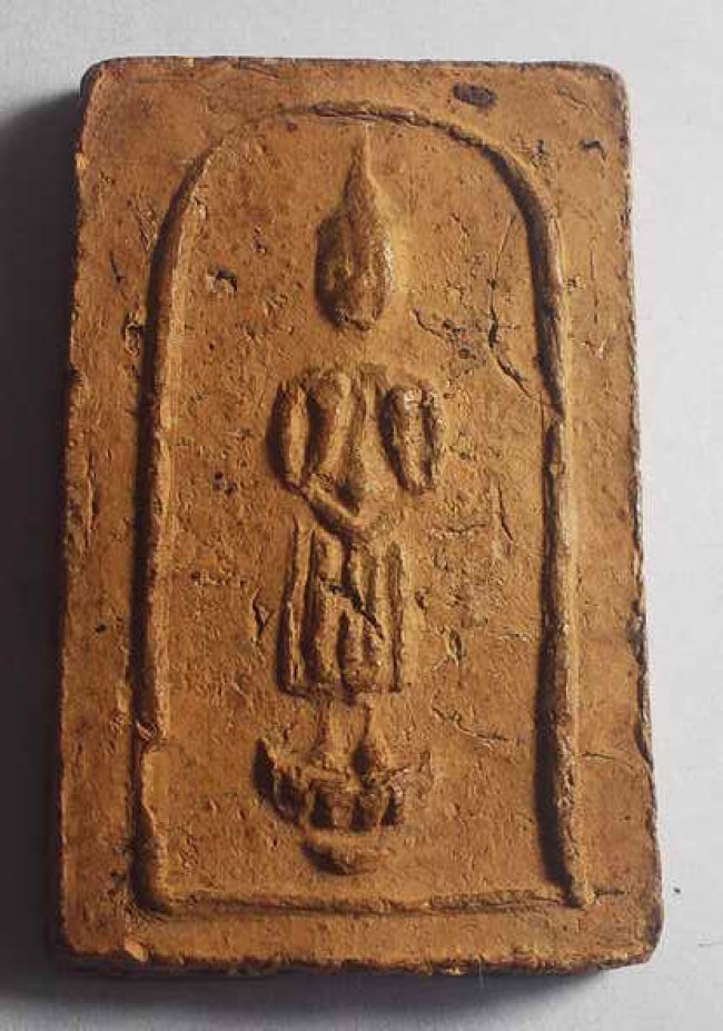 พระประจำวัน เนื้อดิน หลังยันต์นะล้อม แม่ชีบุญเรือน ปี 2499 