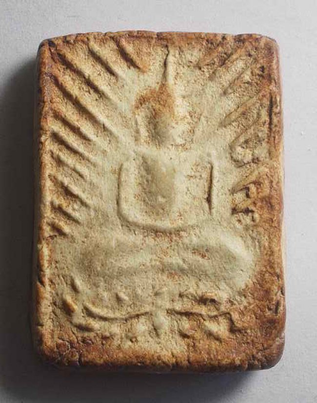  พระเนื้อผงรุ่นสร้างพระเจดีย์ หลวงปู่เผือก วัดกิ่งแก้ว ปี 2496