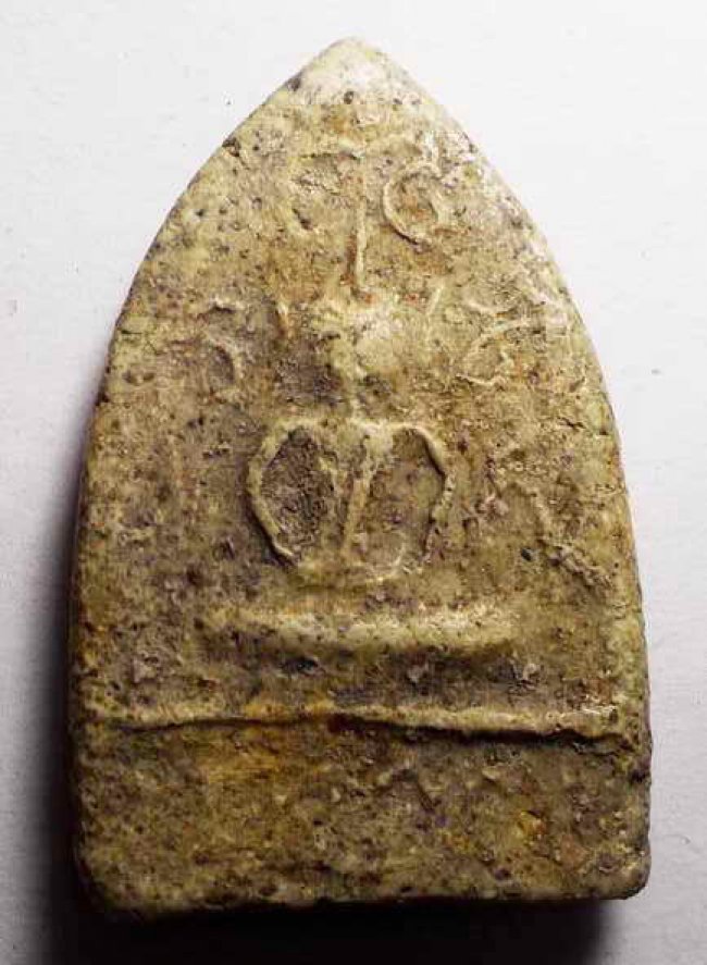 พระกรุวัดเฉลิมพระเกียรติ นนทบุรี พิมพ์กลีบบัวยันต์ 5 