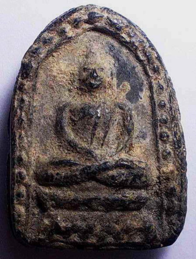 พระกรุวัดท้ายตลาด พิมพ์สมาธิข้างเม็ด หลังยันต์ 